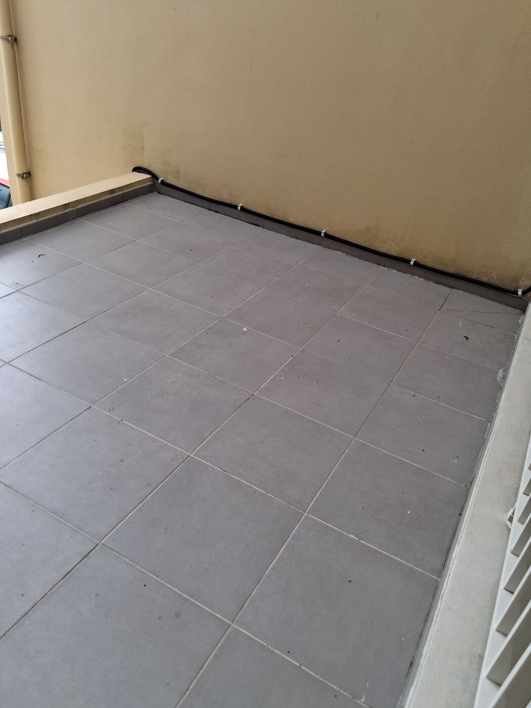 Terrasse carrelée après le nettoyage haute pression