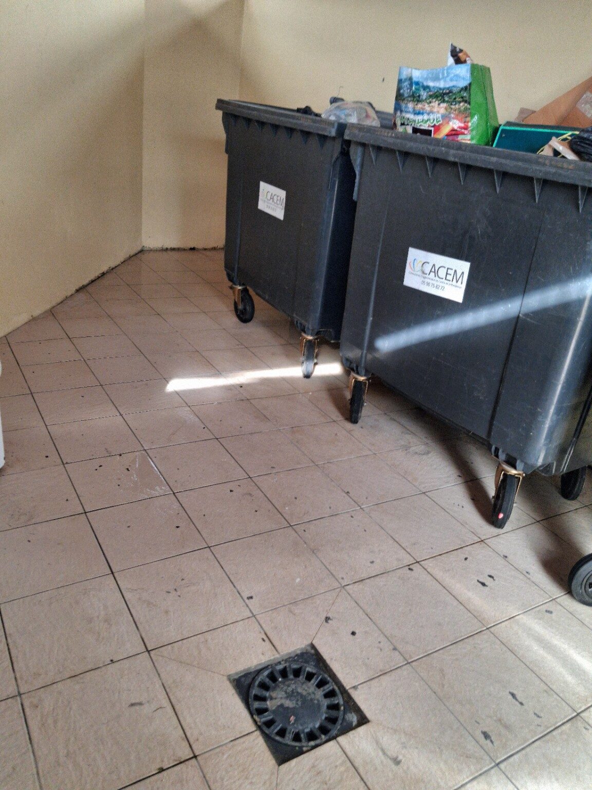 Local poubelles après le nettoyage