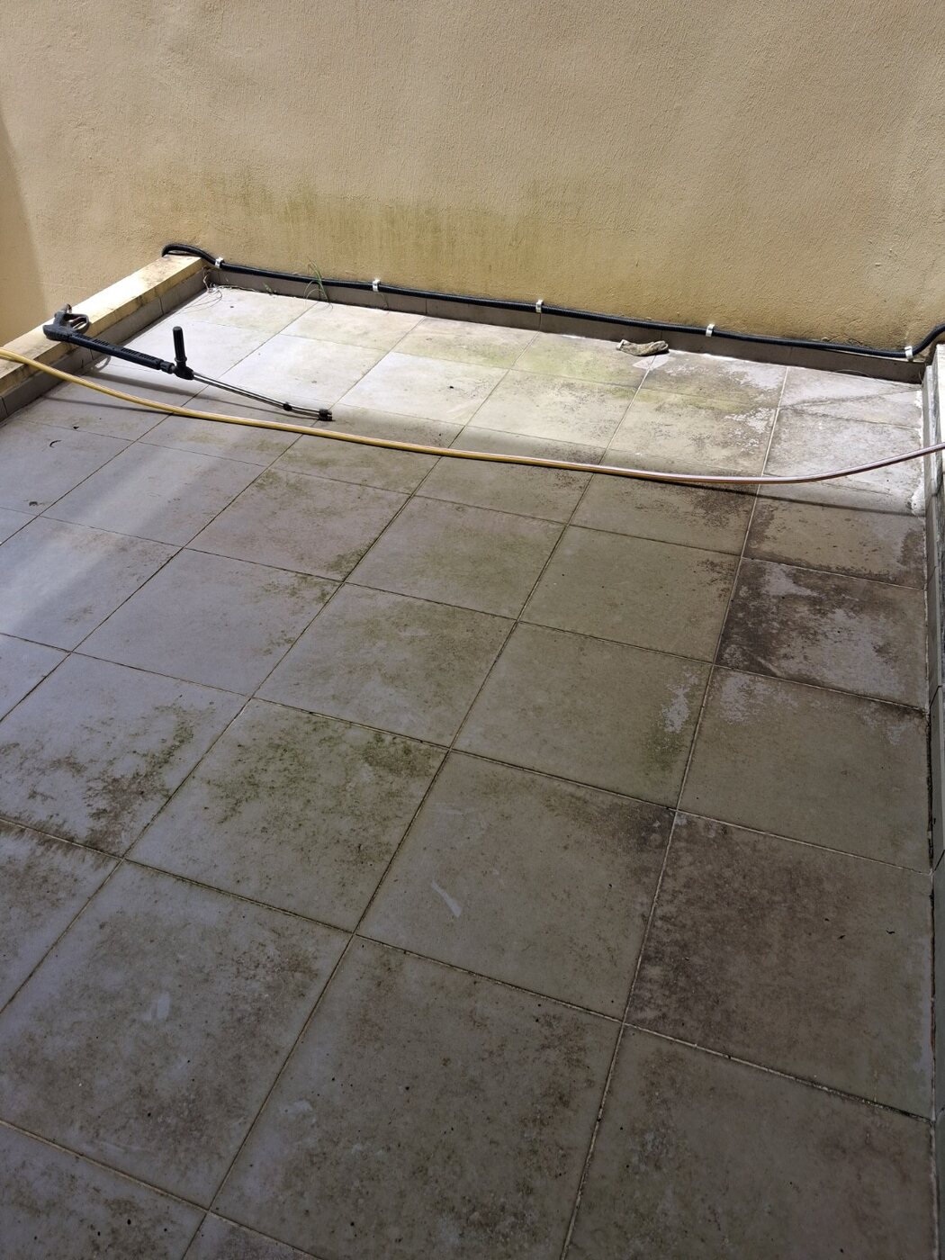 Terrasse carrelée avant le nettoyage haute pression